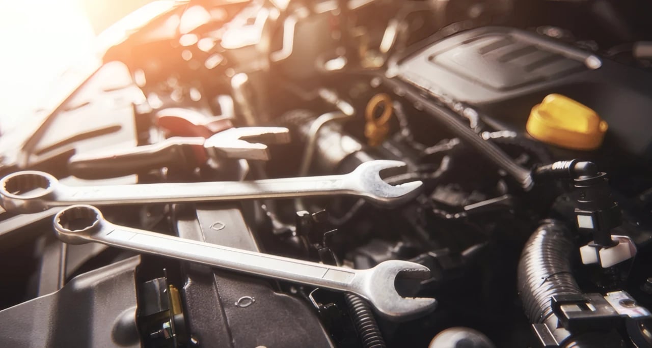 Clés plates posées sur un moteur
